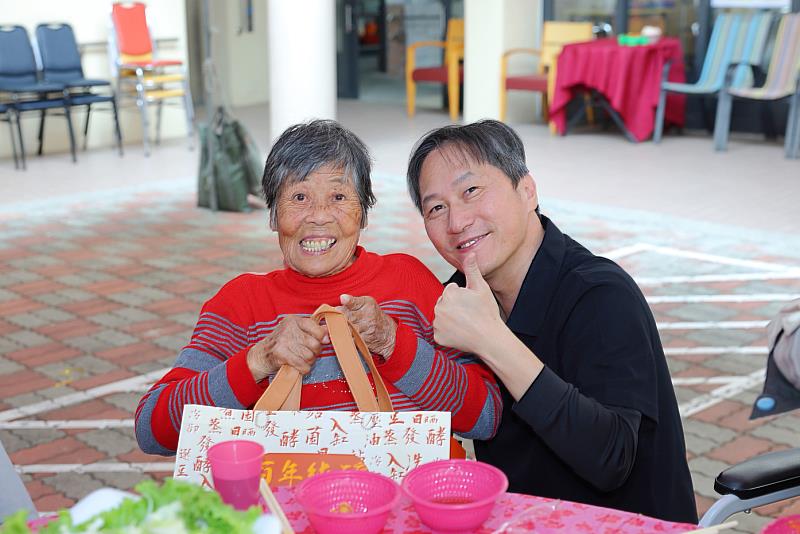伊甸副執行長洪宏錡發送溫暖禮。