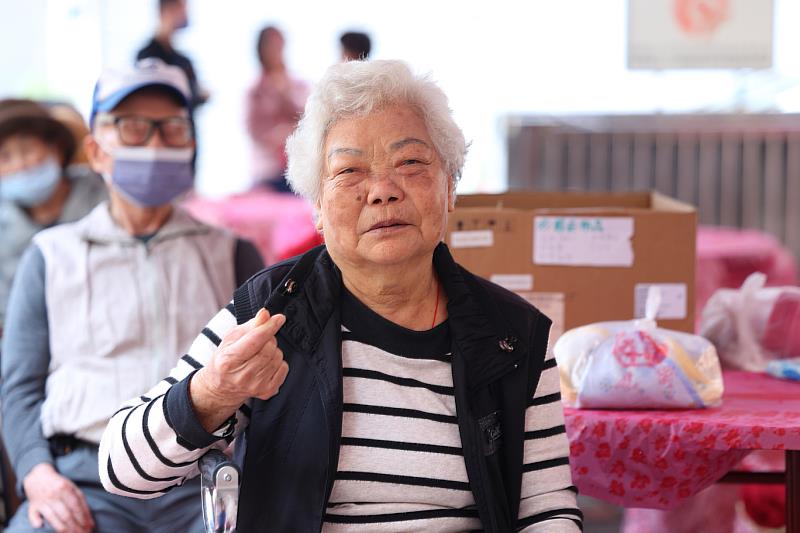 月香阿嬤開心出席愛圍爐。