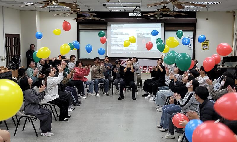 南華大學生死系課程結合打擊樂實作，深化高齡生死教育。搭配節奏讓學生體驗聽指令拋接球。