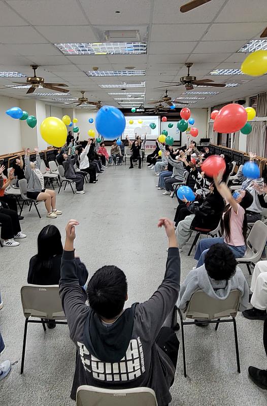 南華大學生死系課程結合打擊樂實作，深化高齡生死教育。搭配節奏讓學生體驗聽指令拋接球。