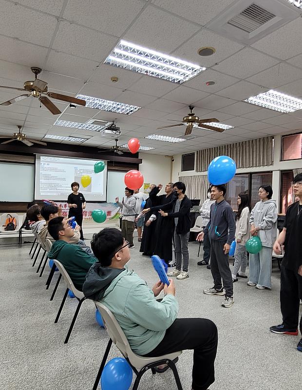 南華大學生死系課程結合打擊樂實作，深化高齡生死教育。透過音樂節拍及氣球，讓學生觀察及學習與高齡者的互動節奏。