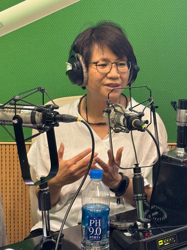 江秀梅教授上電台接受專訪，分享產學合作經驗。