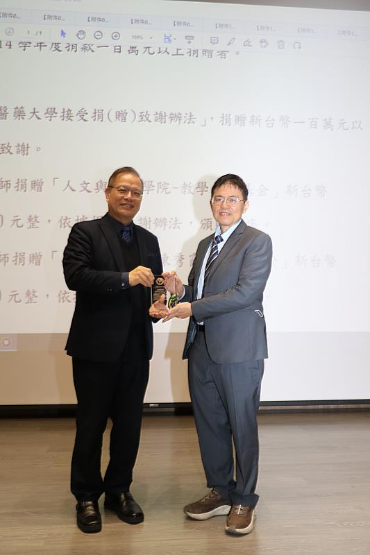 江安世校長（左）致贈紀念品感謝吳清源醫師捐款回饋母校發展。