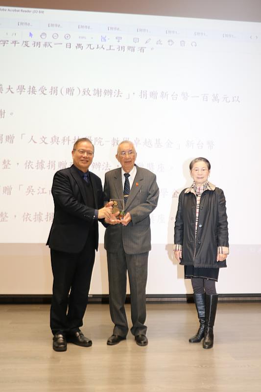 江安世校長（左）致贈紀念品感謝校友高資基醫師捐款回饋母校發展。