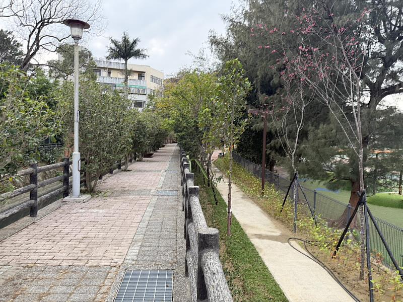 竹市汀甫圳步道東園國小段完工。