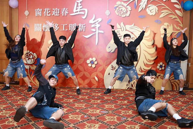 移工開場表演。