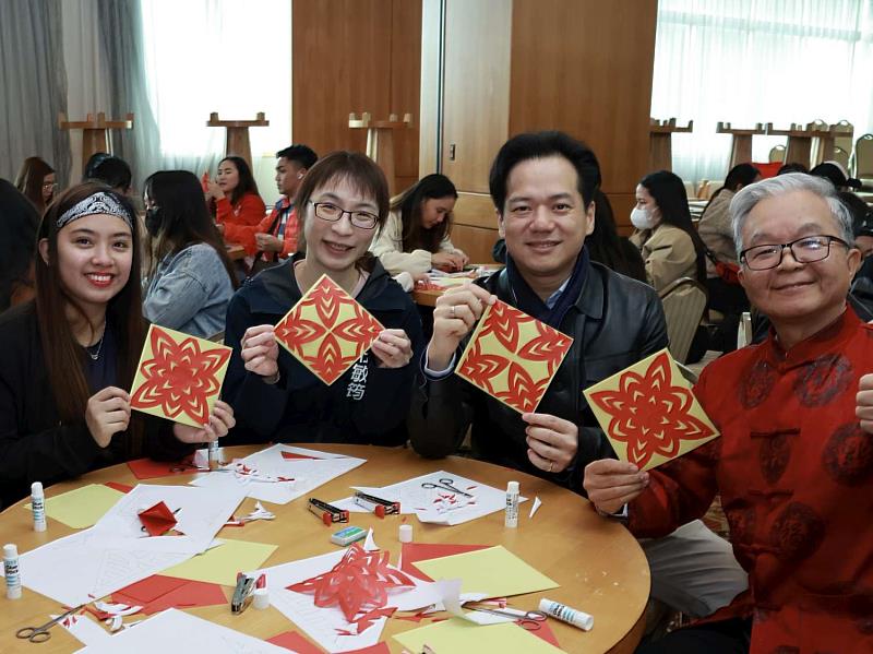 副市長手作剪紙。