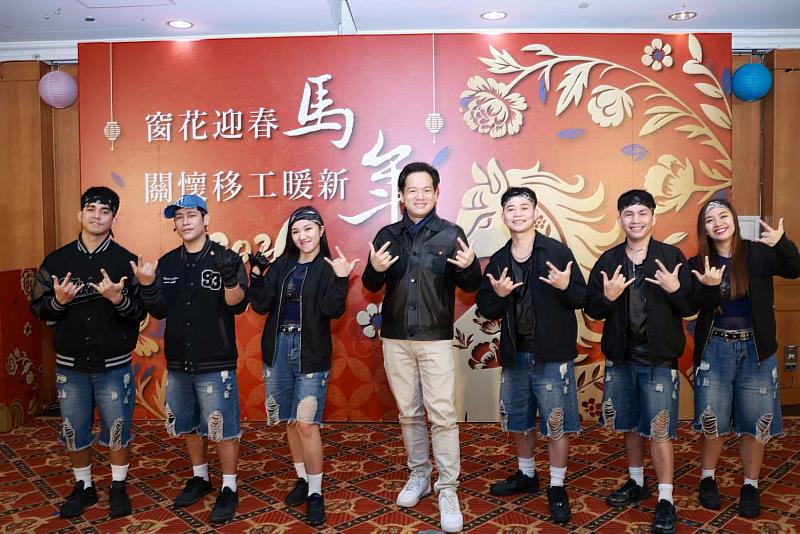 副市長與移工表演者合影。
