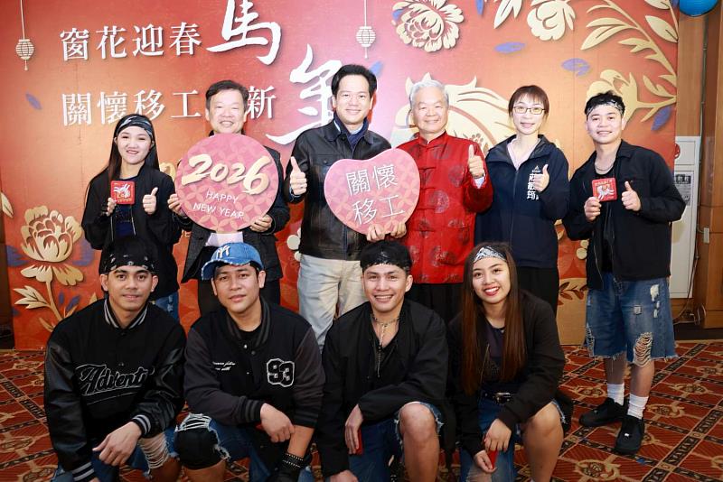 副市長與移工表演者合影。