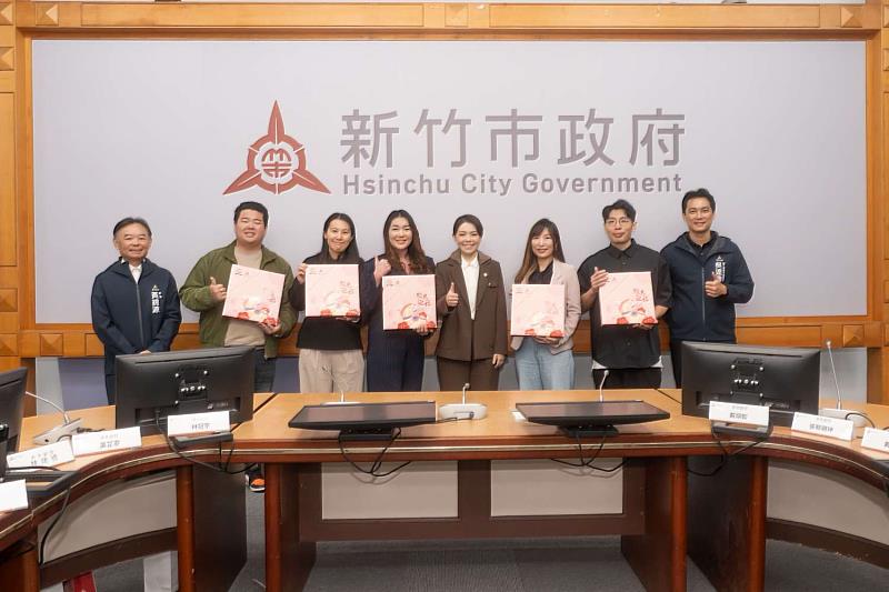 市長高虹安致贈禮品，感謝青年夥伴長期投入公共事務。