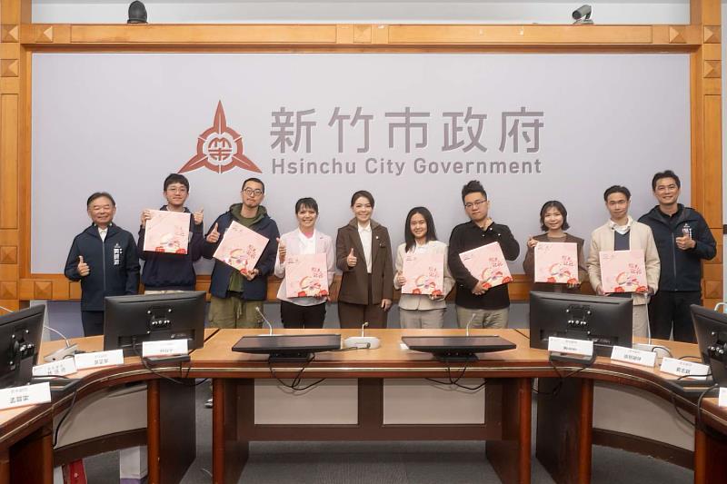市長高虹安致贈禮品,感謝青年夥伴長期投入公共事務。