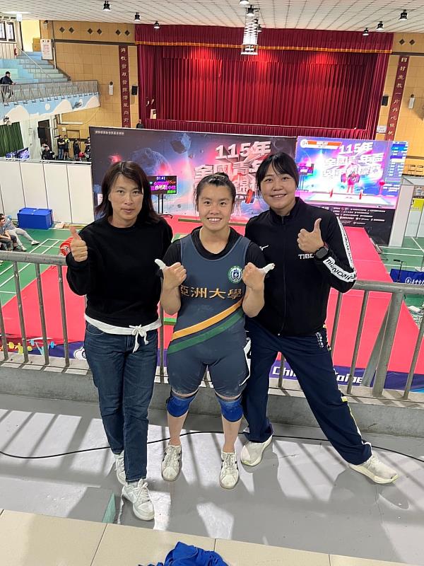 生醫所吳佳芬與藍珮慈於賽後與王秀瑾主任（左1）合影。