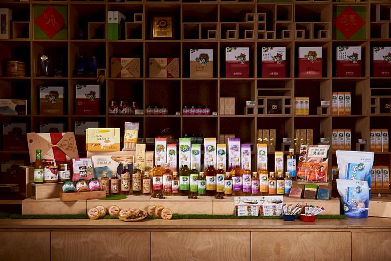 金椿茶油堅持使用台灣在地油茶籽、採低溫冷壓保留完整營養，茶油工坊內供專業的品油體驗。