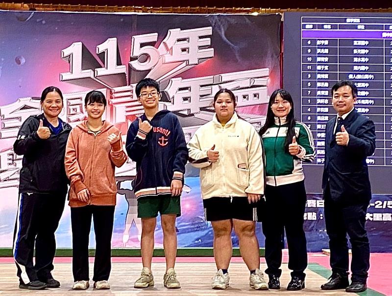 生醫所顏偉倩（右2）以教練身份帶領雙十國中舉重隊參與賽事。