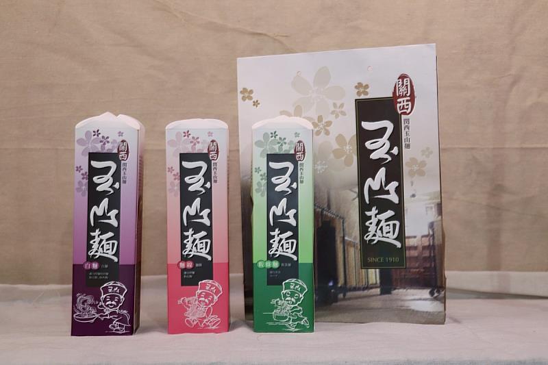 關西玉山麵是一間擁有百年歷史且保持傳統古法技藝的客庄製麵廠。麵條Q彈、久燙不糊的特色，是許多饕客的最愛。