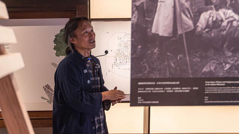 國立臺灣大學洪廣冀教授表示「0km：重訪山林課」以宿舍原址作為展場，讓觀眾彷彿走進山林課職員的工作現場。