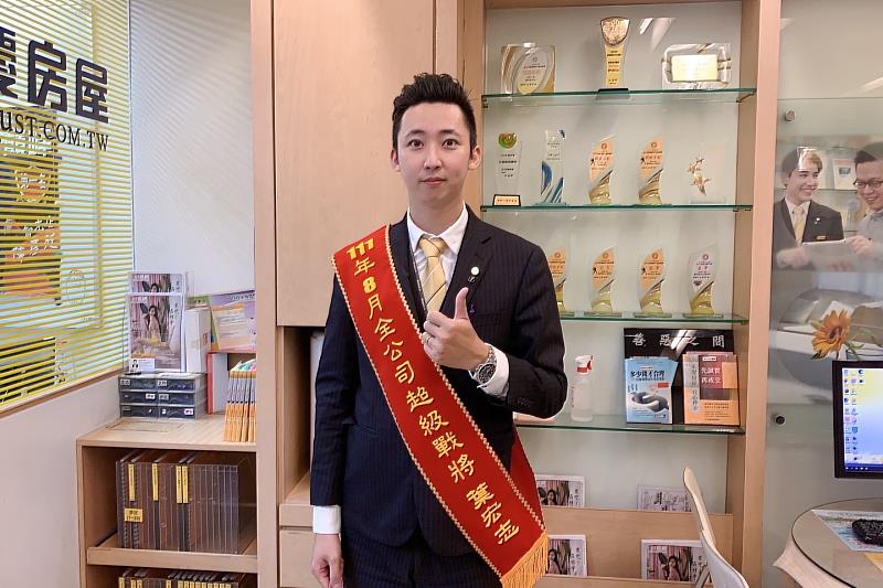 葉宏志放棄連鎖餐飲管理職，轉職永慶房屋後快速達成千萬業績，更晉升直營店長。（圖片由永慶房屋提供）