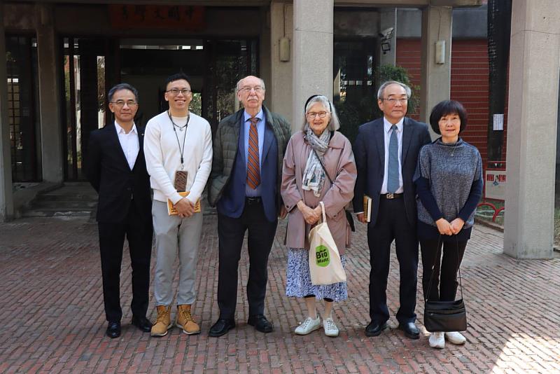 左起：中研院張谷銘老師、成大人社中心楊政達主任、蓋格瑞澤教授賢伉儷、中研院院士暨臺綜大系統主席王汎森院士賢伉儷。