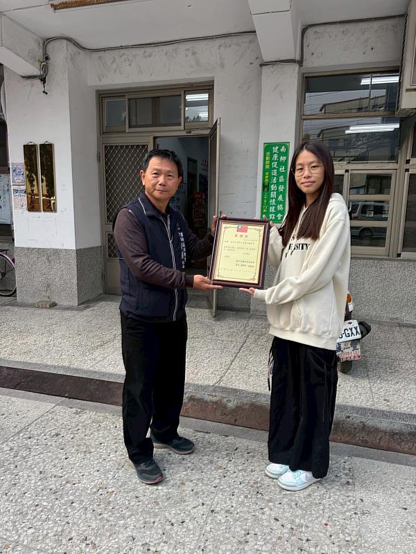 楊國忠里長致贈感謝狀給亞洲大學學生會。