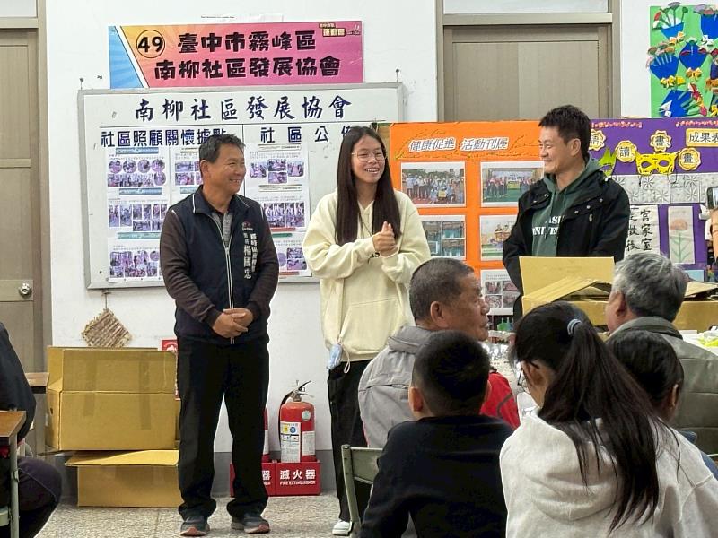 亞洲大學簡信男副學務長（右起 ）、學生會許庭誼會長、南柳里楊國忠里長一同為活動里民盡心盡力。