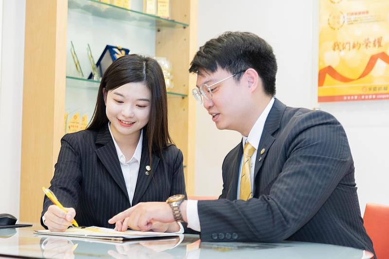 永慶房屋業務新人享「首年收入保障72萬」,還有一對一師徒制教育訓練。(圖片由永慶房屋提供)