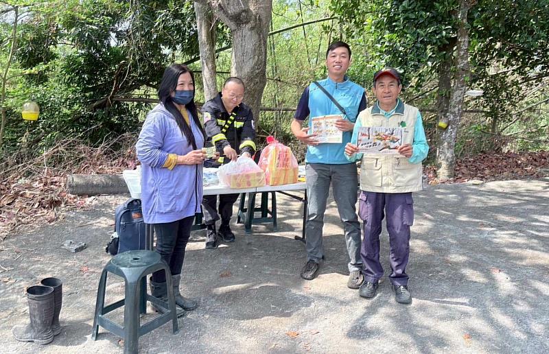國家森林監測志工配合本分署於春節期間辦理向民眾宣導掃墓祭祖金紙集中處理情形。