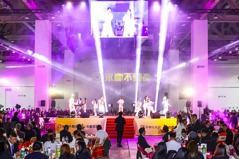 永慶尾牙現場氣勢十足、台下人聲鼎沸，歡樂滿溢整個台中國際會展中心。圖/永慶房產集團提供