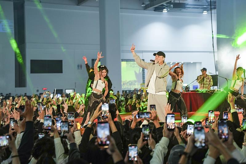 玖壹壹在舞台上熱情演出，全場同仁衝到台前舉起手機捕捉精彩瞬間。圖/永慶房產集團提供