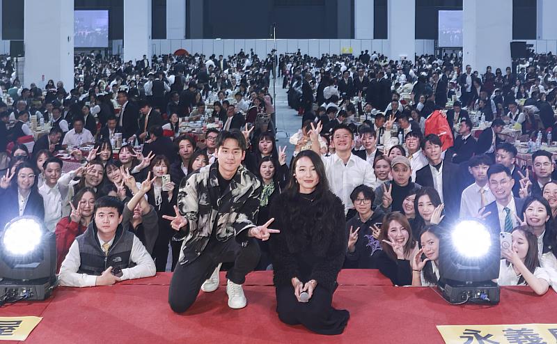 《聲林之王》雙人組陳忻玥與李杰明與台下同仁合影，留下尾牙美好回憶。圖/永慶房產集團提供