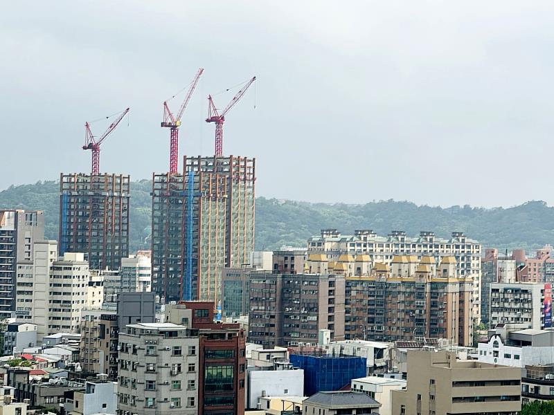 2025年新竹縣市預售屋交易量減幅最為劇烈,從6937件降至1227件,減幅高達82.3%。(房市示意圖)