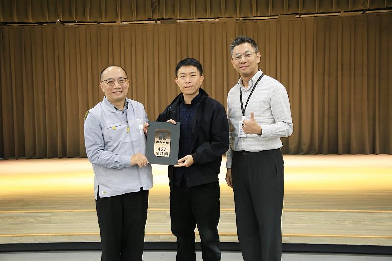 頒發第二期嘉有木屋門牌。