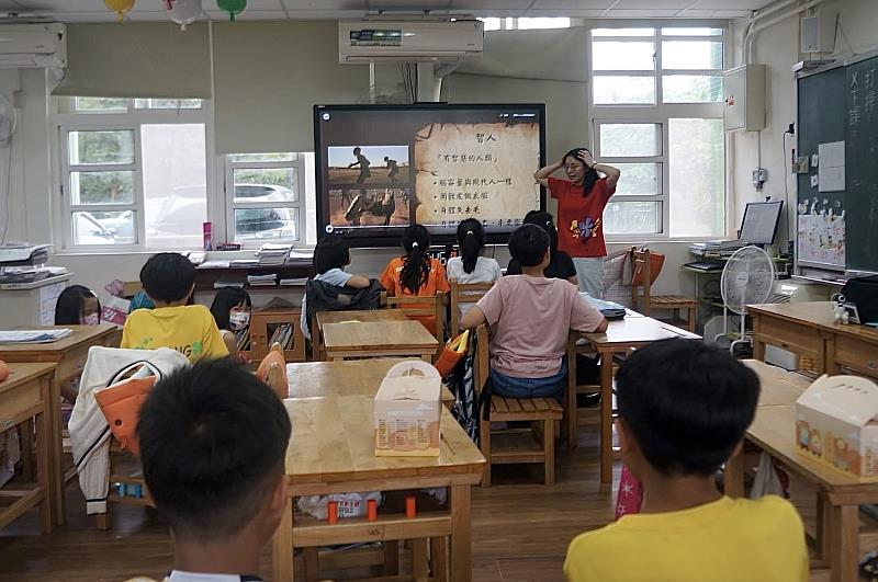 瑞芳因產業沒落與人口外移，社區內多為高齡者與弱勢家庭，許多孩子來自單親或隔代教養家庭，課後與假日缺乏穩定陪伴。