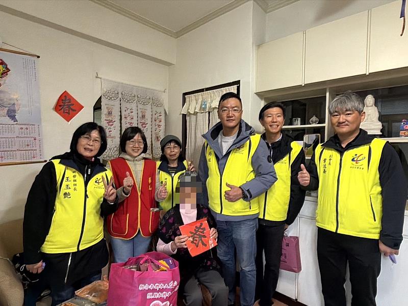 新北新莊區救國團結合華山基金會「扶弱送愛送年菜毛帽」 關懷獨居長輩