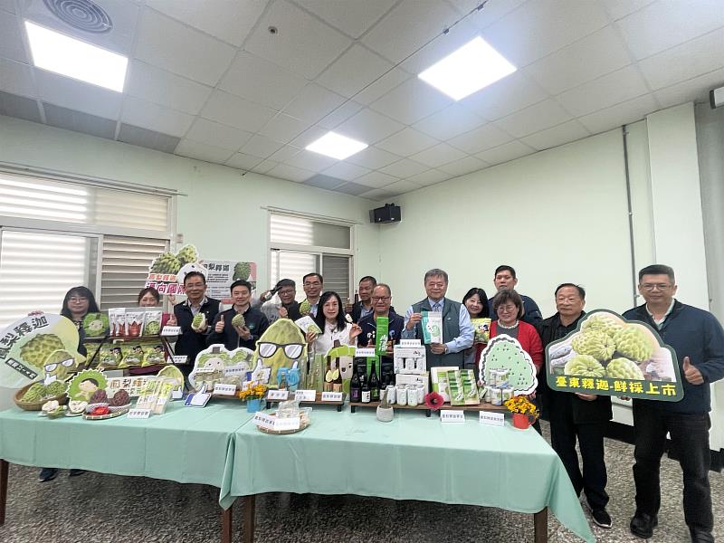 鳳梨釋迦加工業者及與會來賓合影。