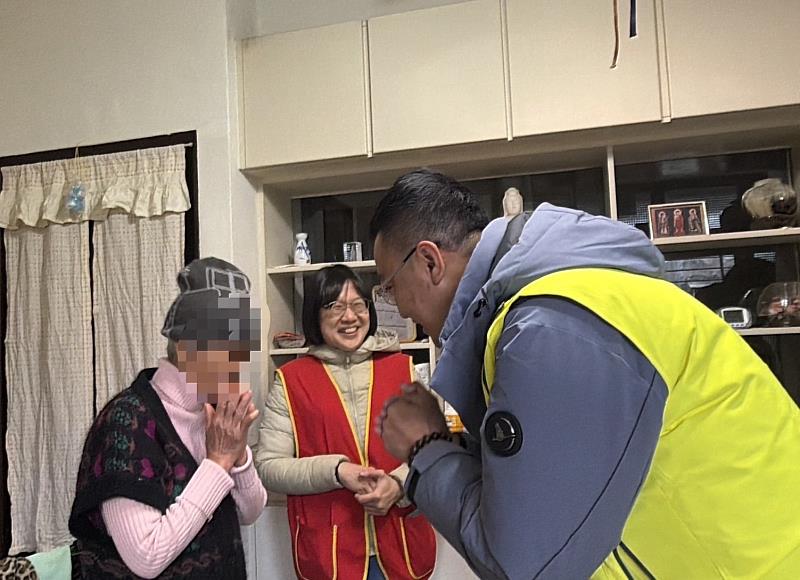 新北新莊區救國團結合華山基金會「扶弱送愛送年菜毛帽」 關懷獨居長輩