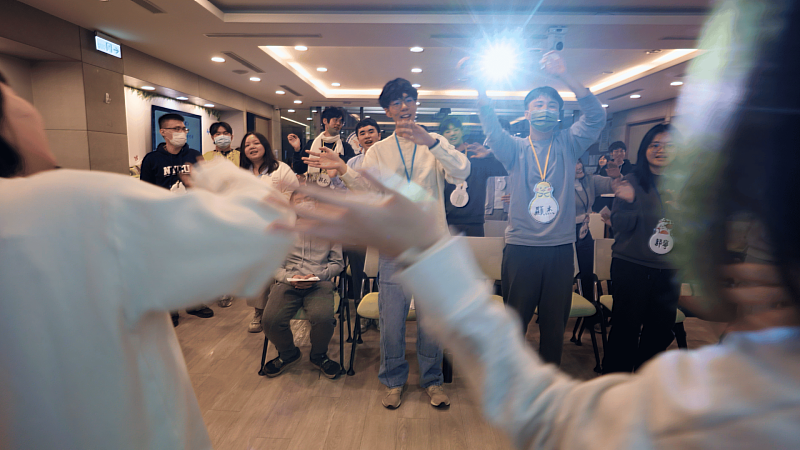 By designing tailored rehabilitation activities and leading trainees beyond institutional walls to shared cultural experiences, the NYCU Mental Guts Service Team helps dismantle stigma and prejudice surrounding mental illness through genuine connection and understanding.