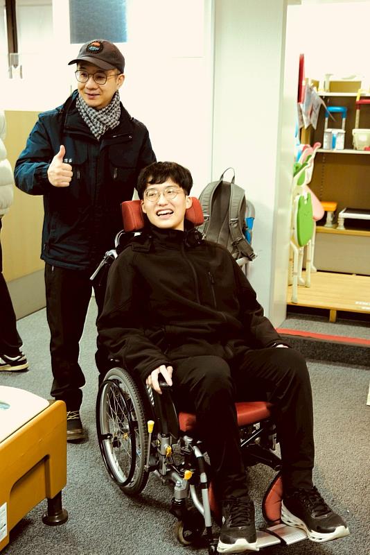 元培學生到日本移地學習，體驗最新輪椅的功能。