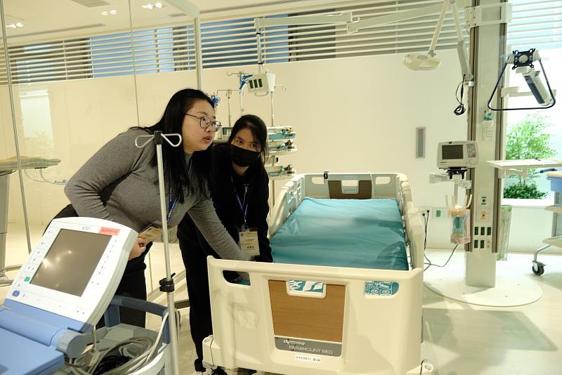 元培學生到日本移地學習，體驗最新照護設備。