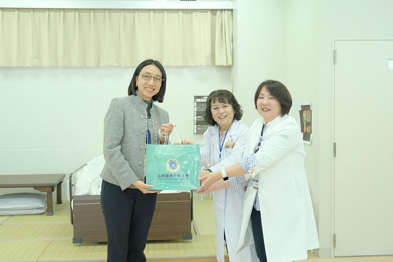 元培副校長黃曉令（左）致贈禮物給藍野大學護理系教授。