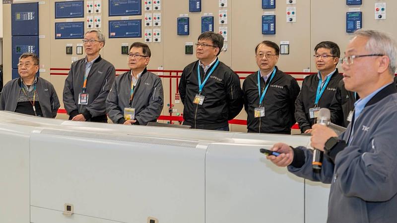 今(11)日由台電董事長曾文生(左4)親赴桃園國際機場,與桃機公司董事長楊偉甫(左三)率領同仁共同會勘,瞭解機場供電情形。