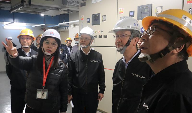 昨（10）日台電總經理王耀庭（右2）率領同仁親赴臺大癌醫中心，關心現場作業情況。
