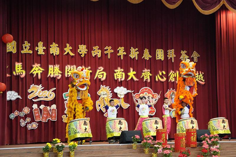 瑞獅翻騰迎春納福，為南大新年度揭開吉祥開端。