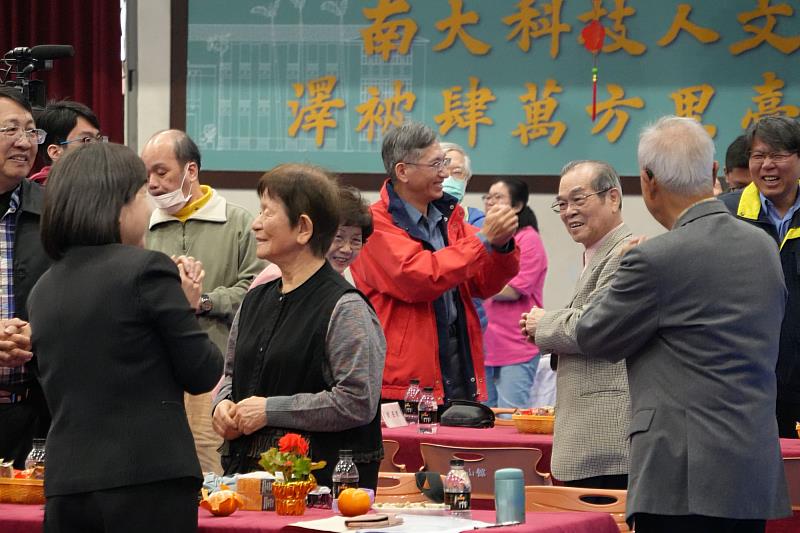 南大教職員齊聚一堂，彼此互道祝福，共迎嶄新的一年。