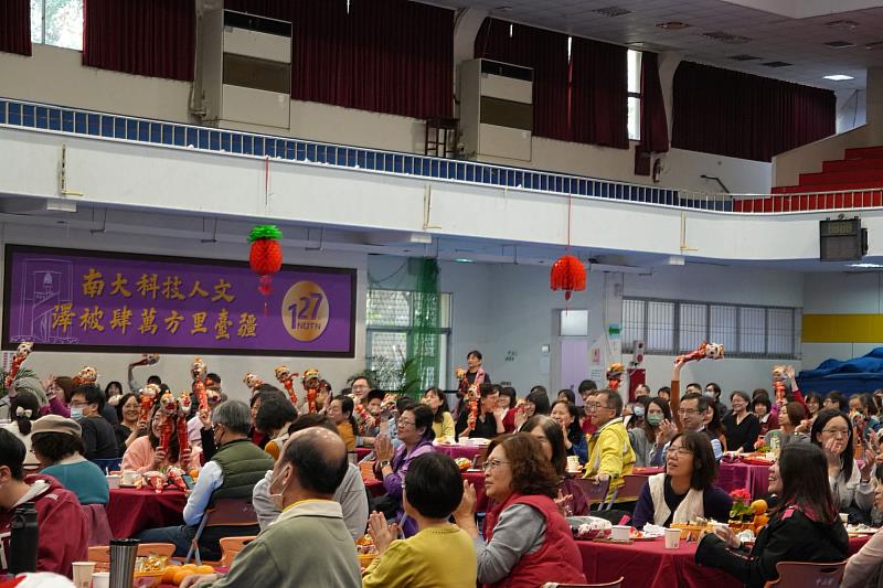 南大同仁在台下熱情參與，笑聲與掌聲交織成歡樂畫面。