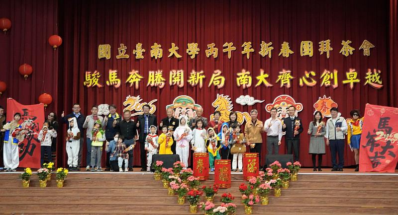 南大師長與貴賓齊聚合影,為115年新春團拜留下珍貴紀念。