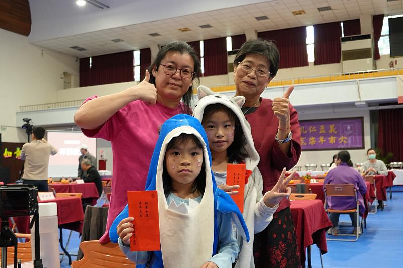 南大校長致贈同仁子女新春紅包，傳遞祝福與關懷，現場洋溢溫馨氣氛。