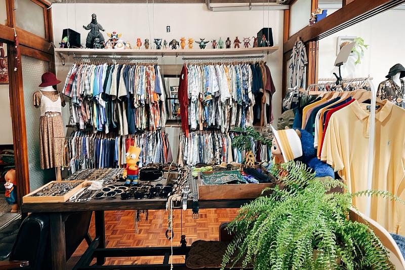 「戴走」的古著多來自日本、美國、泰國，民眾都能在這裡找到心儀單品，店內陳列許多復古玩具，逛店彷彿穿越時空，飽覽過去舊城的獨特人文佳景。