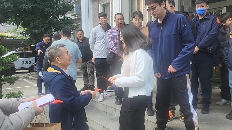 春節守護不打烊!臺東縣警局副局長陳楨荃赴關山分局慰勉並致贈賀年紅包
