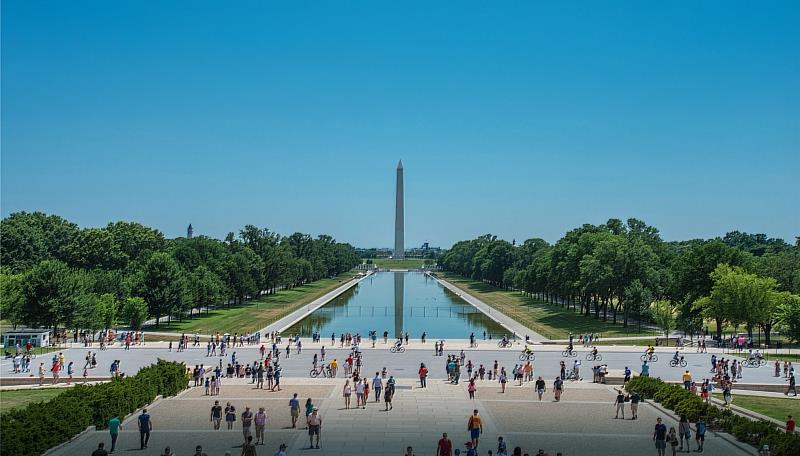 華盛頓紀念碑這座高聳的白色方尖碑，為紀念美國開國元勳喬治・華盛頓而建，是國家廣場最醒目的地標。（圖片為美國國家旅遊局授權使用）