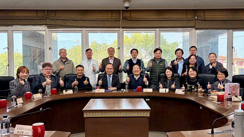 圖2、大仁科技大學與敏惠醫護管理專科學校參訪交流活動圓滿完成，雙方校長及與會師長合影留念，透過實地參訪與深度交流，為未來校際合作與人才培育奠定良好基礎。